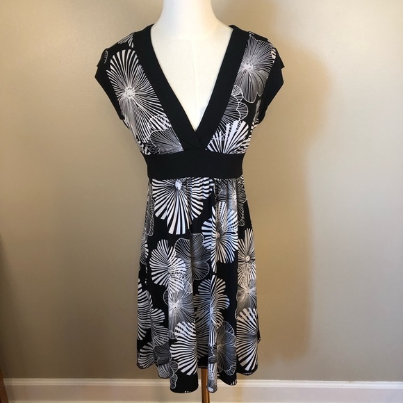 Speechless Made in USA Black & White V Neck Floral Dress with Tieback Size M - Picture 1 of 9